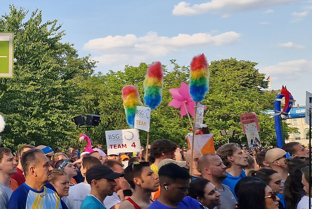 5x5 TEAM STAFFEL: Das It-Piece am ersten Staffeltag: der Staubwedel in der Wechselzone. © SCC EVENTS