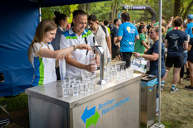 5 x 5 km TEAM-Staffel: Die Berliner Wasserbetriebe sorgten 2023 wie immer für eine perfekte Versorgung der Teilnehmer:innen © SCC EVENTS / C4