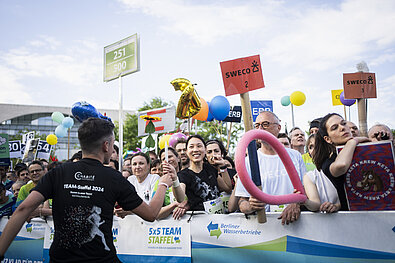 Freude bei der Übergabe in der bunten Wechselzone © SCC EVENTS / Sebastian Wells 