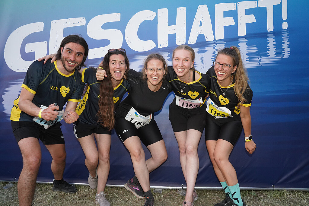 Happy at the finish of the Berliner Wasserbetriebe 5 x 5 km TEAM-Relay 2023 © SCC EVENTS / Kai Wiechmann