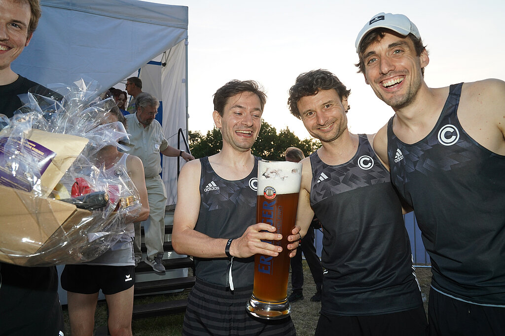 Sieger der Männer mit einem großen Glas ERDINGER Alkoholfrei @ SCC EVENTS / Kai Wiechmann