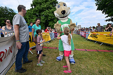 Team Staffel Berlin Fotos (2023): Zwei Mädchen mit Maskottchen Frido am Start für den Bambini-Lauf © SCC EVENTS / Petko Beier