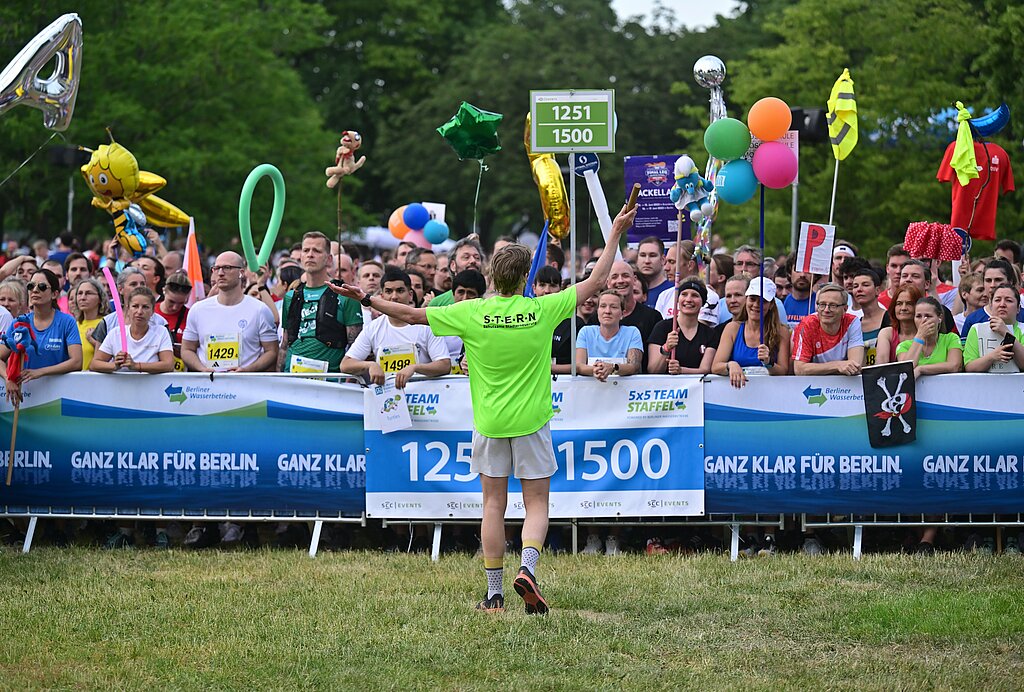 Herausforderung Staffelstabübergabe in der Wechselzone @ SCC EVENTS / Petko Beier