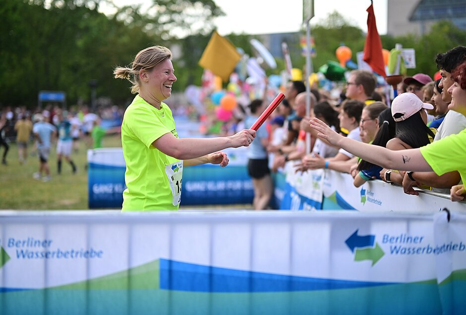 Team Relay Berlin Registration: The exchange zone full of excitement for the participants @ SCC EVENTS / Petko Beier