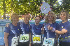 5 x 5 km TEAM-Staffel: Die FlitzeEulen der DRV mit ihrem Staffelstab, das Abteilungsmaskottchen © SCC EVENTS