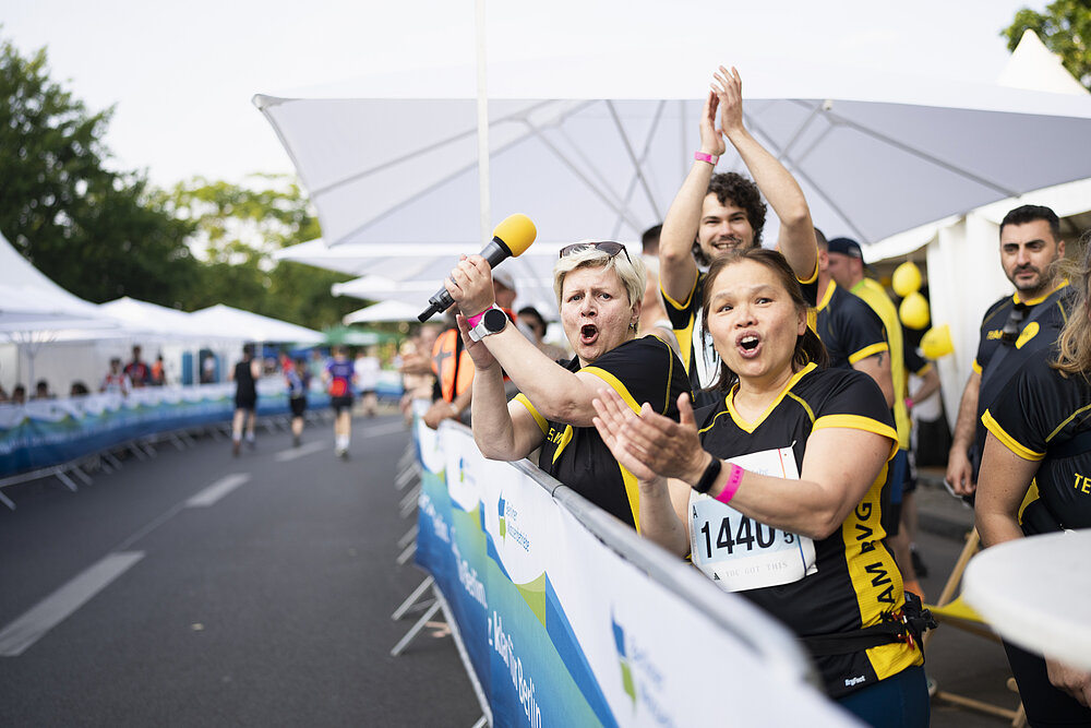 5x5 TEAM STAFFEL: Volle Unterstützung für die Mitlaufenden vom Streckenrand am ersten Staffeltag 2025. © SCC EVENTS / Sebastian Wells