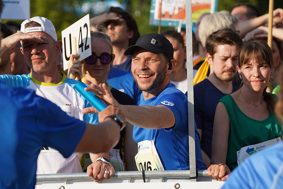 Relay Berlin: Handover of the relay baton at the 5x5 km TEAM run of the Berliner Wasserbetriebe @ SCC EVENTS / Kai Wiechmann