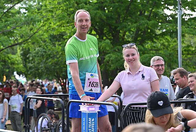 5 x 5 km TEAM-Staffel: Der Vorstandsvorsitzende der Berliner Wasserbetriebe Professor Dr. Christoph Donner gibt 2023 den Startschuss © SCC EVENTS / PETKO BEIER