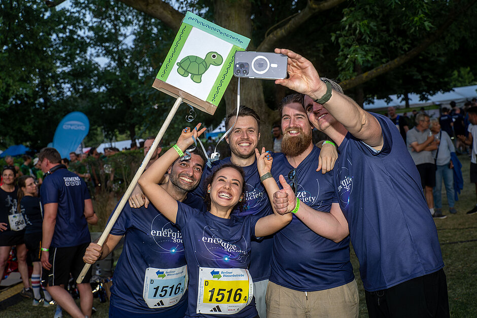 Die Teilnehmenden des Staffellaufs Berlin voller Freude bei einem Teamselfie @ SCC EVENTS / Tilo Wiedensohler